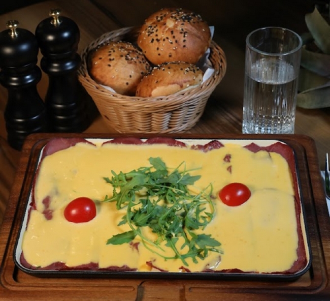 BŒUF FUMÉ AU CHEDDAR